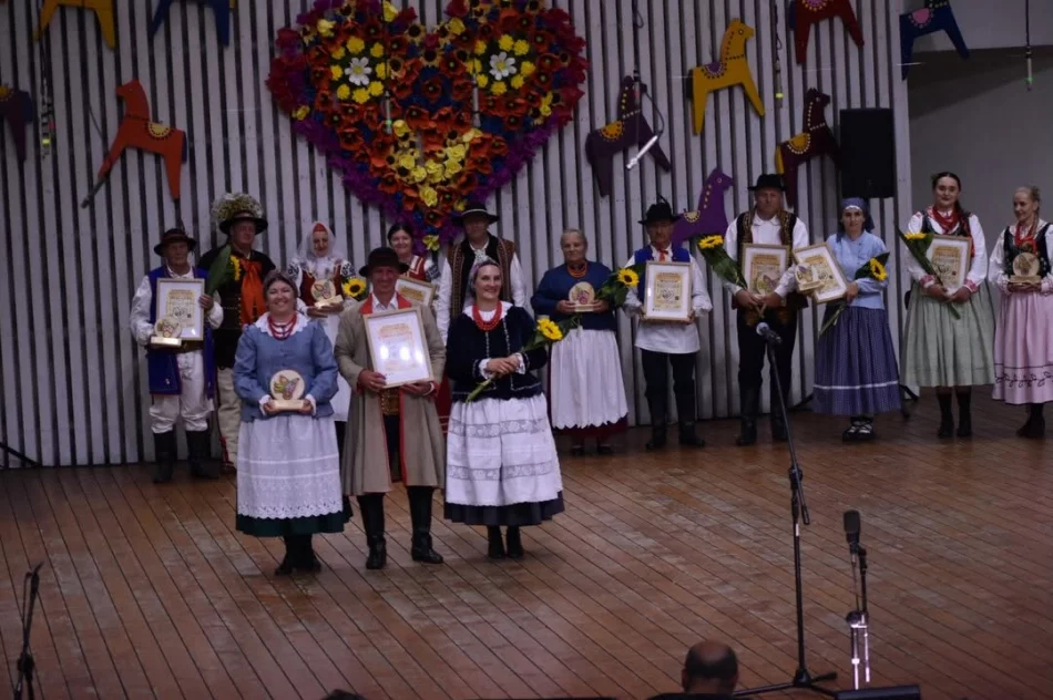 Folklor z Gminy Limanowa doceniony w Żywcu. Sukcesy zespołów i wyróżnienie dla Piotra Pławeckiego - zdjęcie 13