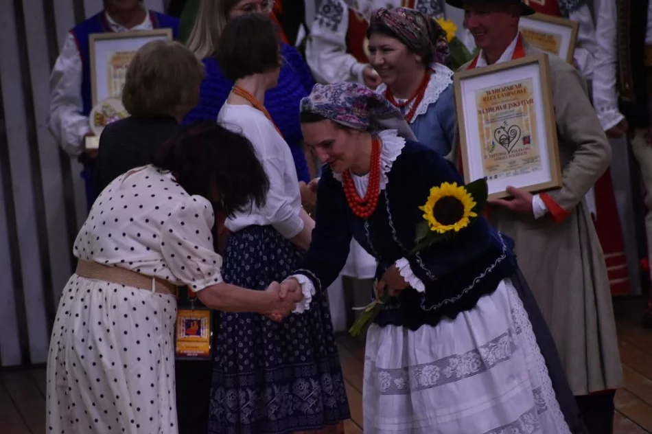Folklor z Gminy Limanowa doceniony w Żywcu. Sukcesy zespołów i wyróżnienie dla Piotra Pławeckiego - zdjęcie 14