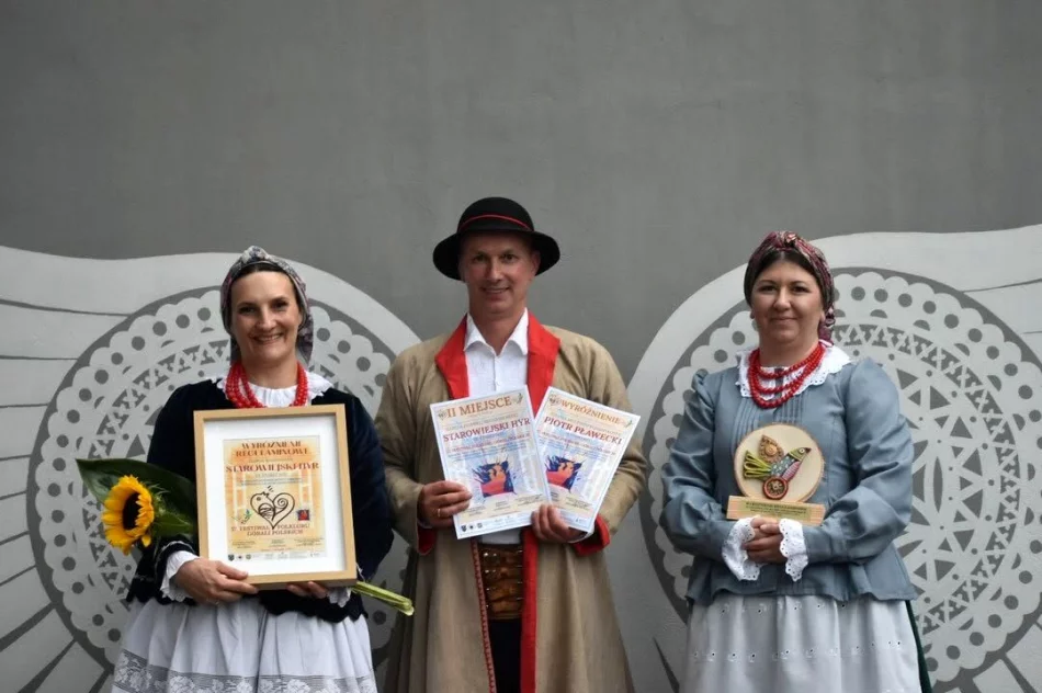 Folklor z Gminy Limanowa doceniony w Żywcu. Sukcesy zespołów i wyróżnienie dla Piotra Pławeckiego - zdjęcie 15