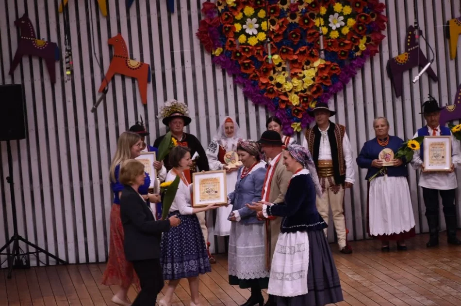 Folklor z Gminy Limanowa doceniony w Żywcu. Sukcesy zespołów i wyróżnienie dla Piotra Pławeckiego - zdjęcie 16
