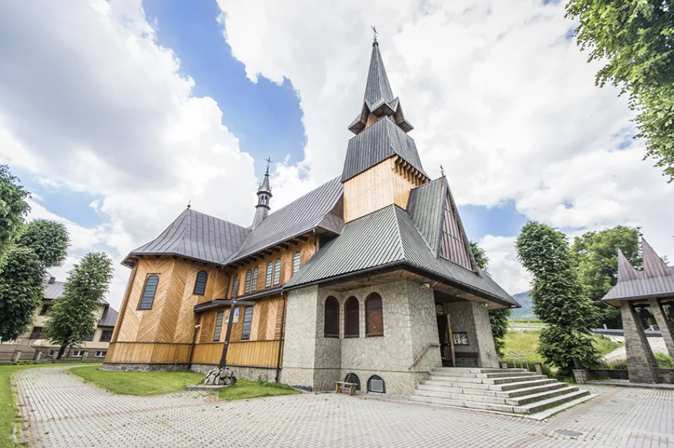 Trójnawowa bazylika z drewna - zdjęcie 2