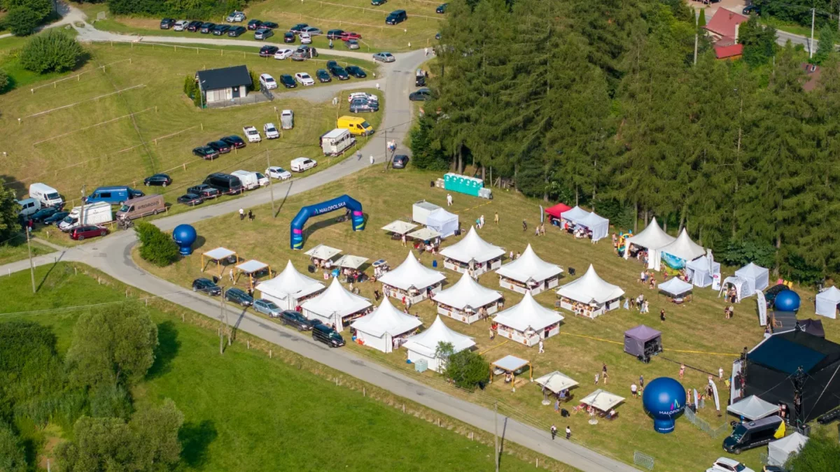 Stoiska z produktami regionalnymi podczas 21. Małopolskiego Festiwalu Smaku w Porębie Wielkiej