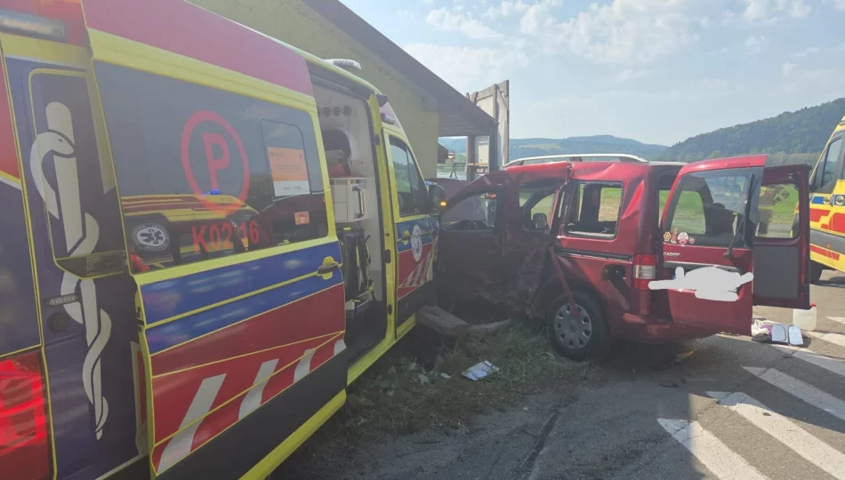 Poważny wypadek na DK75 w Wytrzyszczce. Samochód osobowy zderzył się z karetką pogotowia - zdjęcie 1