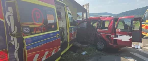 Poważny wypadek na DK75 w Wytrzyszczce. Samochód osobowy zderzył się z karetką pogotowia - zdjęcie główne