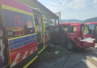 Poważny wypadek na DK75 w Wytrzyszczce. Samochód osobowy zderzył się z karetką pogotowia - zdjęcie główne
