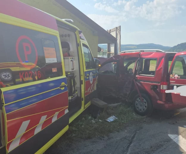 Poważny wypadek na DK75 w Wytrzyszczce. Samochód osobowy zderzył się z karetką pogotowia - zdjęcie główne