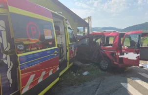 Poważny wypadek na DK75 w Wytrzyszczce. Samochód osobowy zderzył się z karetką pogotowia - zdjęcie główne