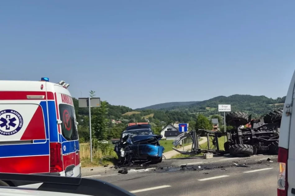 Wyprzedzał kolumnę, uderzył w ciągnik. Nieprzytomny 18-latek zabrany przez LPR - zdjęcie 7