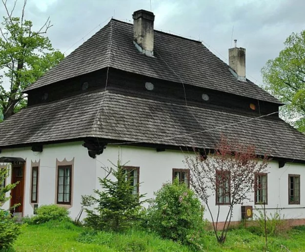 Barokowa rezydencja z gontowym dachem  - zdjęcie główne