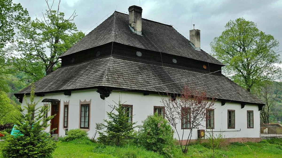Zabytkowy drewniany dwór barokowy z gontowym dachem w Laskowej