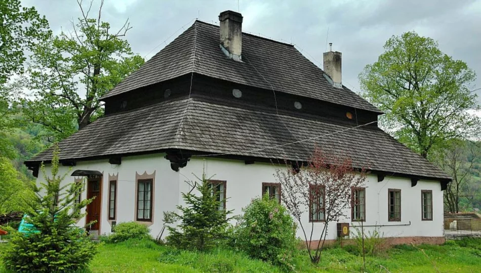 Barokowa rezydencja z gontowym dachem  - zdjęcie 1
