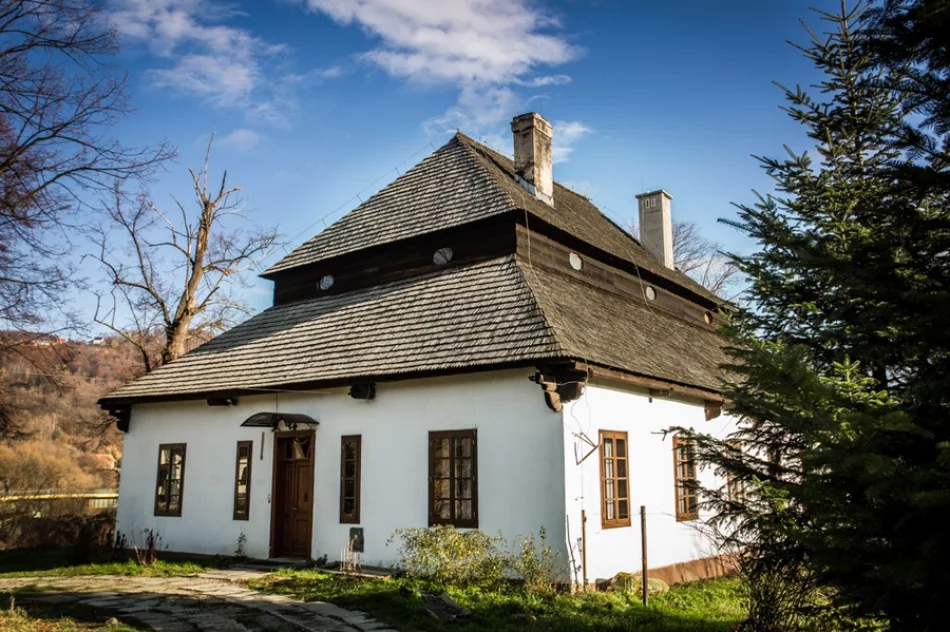 Barokowa rezydencja z gontowym dachem  - zdjęcie 2