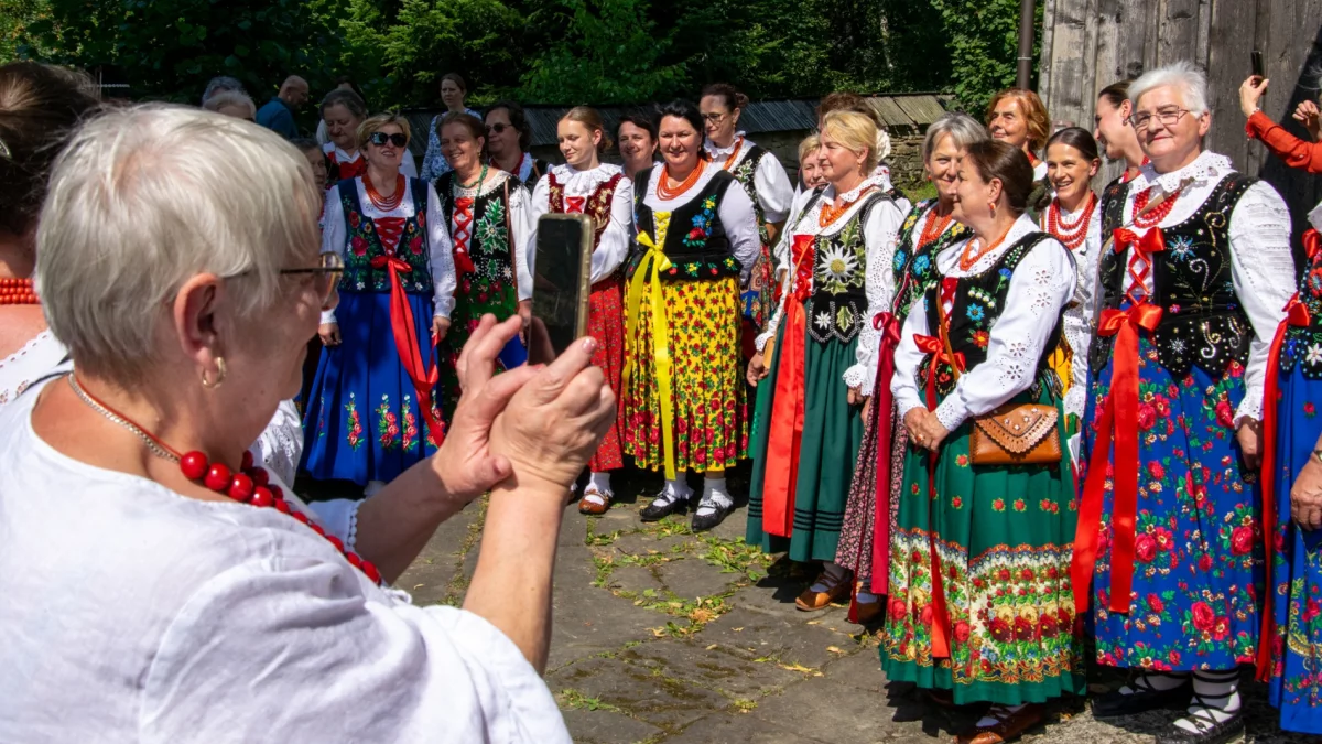 Uczestnicy Zagórzańskiej Mszy św. w strojach regionalnych przed kościołem w Kasinie Wielkiej