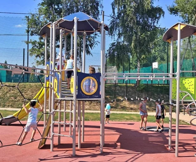 Nowy plac zabaw - kosztował niemal milion zł - zdjęcie główne