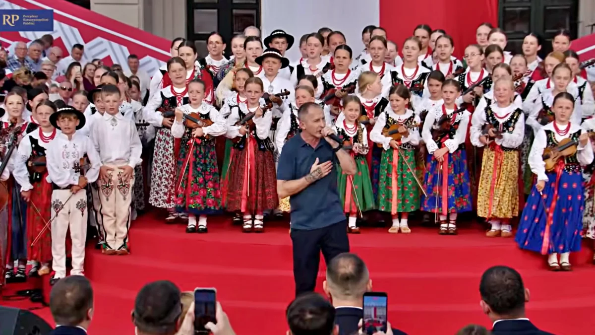Zespół Zagórzańska Siła i raper Eldo na dziedzińcu Pałacu Prezydenckiego