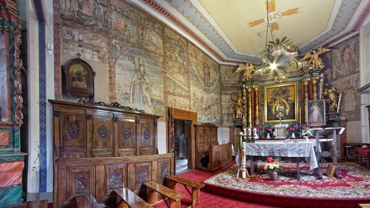 Zabytkowy drewniany kościół pod wezwaniem świętego Stanisława Biskupa i świętej Barbary w Szyku
