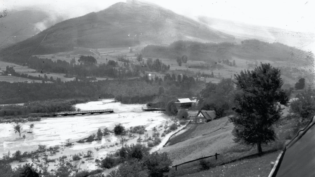 Widok z góry na zerwany most na rzece Mszance w Mszanie Dolnej podczas powodzi w 1934 roku