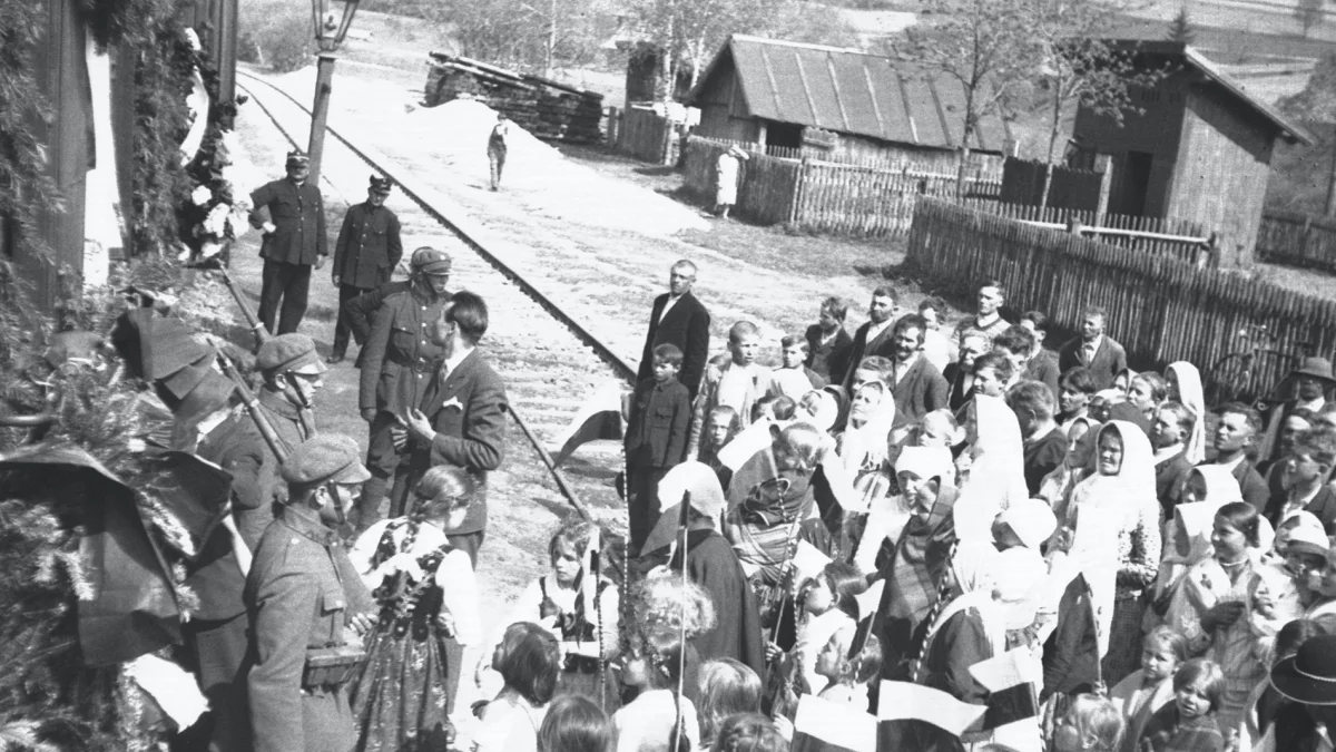 Uroczystości związane z przewiezieniem trumny z ciałem Władysława Orkana na dworcu w Limanowej w 1931 roku