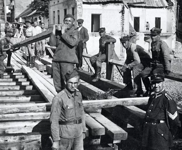 Historia w kadrze: woda niszczyła mosty i domy - zdjęcie główne