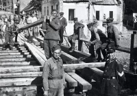 Historia w kadrze: woda niszczyła mosty i domy - zdjęcie główne