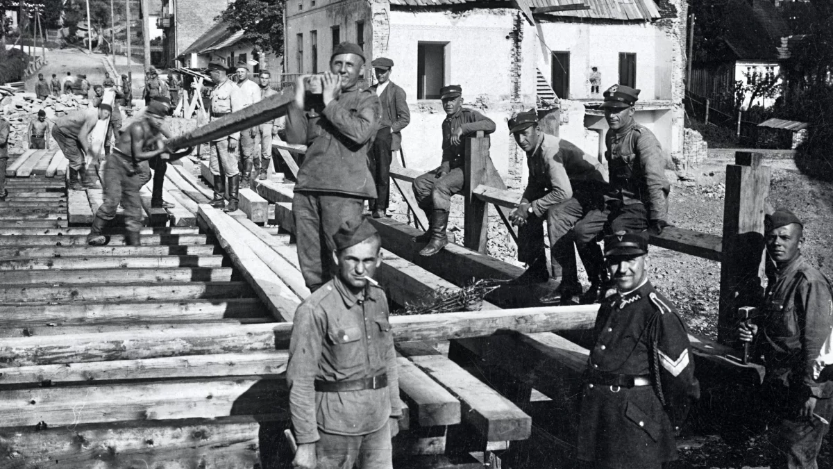 Żołnierze z 4 Batalionu Saperów podczas budowy mostu na potoku Mordarka w Limanowej w 1934 roku