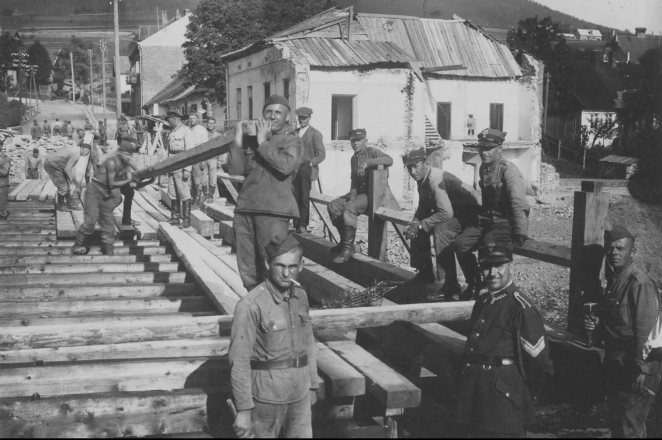 Historia w kadrze: woda niszczyła mosty i domy - zdjęcie 2