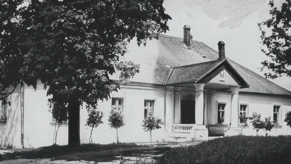 Widok zewnętrzny budynku szkoły powszechnej w dawnym dworze w Stróży koło Limanowej z lat 1920-1933