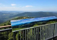 Co widać z Mogielicy? Na wieży zamontowano tablice panoramiczne - zdjęcie główne