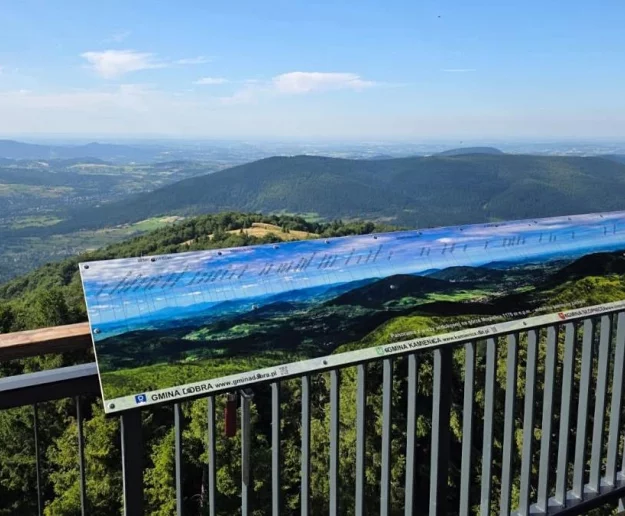 Co widać z Mogielicy? Na wieży zamontowano tablice panoramiczne - zdjęcie główne