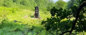 Macewa w miejscu masowej mogiły - zdjęcie główne
