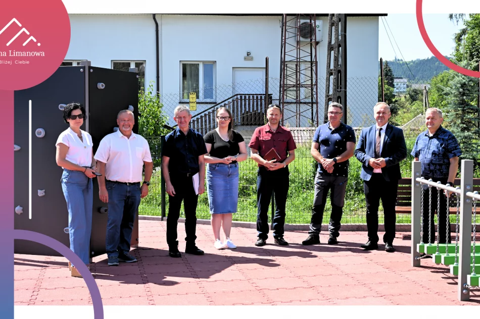 Nowy plac zabaw i odnowione boisko przy Szkole Podstawowej nr 1 w Męcinie - zdjęcie 5
