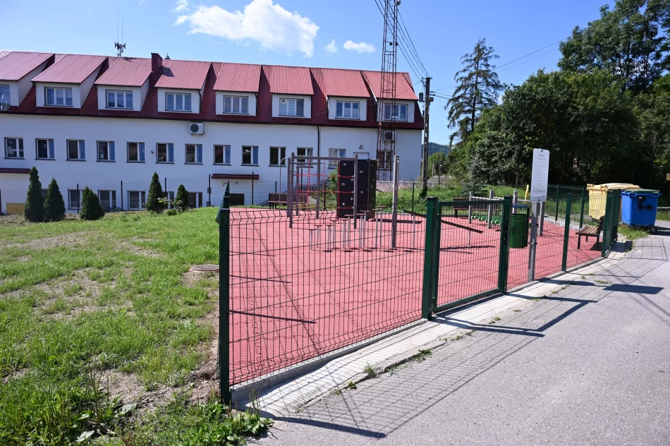 Nowy plac zabaw i odnowione boisko przy Szkole Podstawowej nr 1 w Męcinie - zdjęcie 6