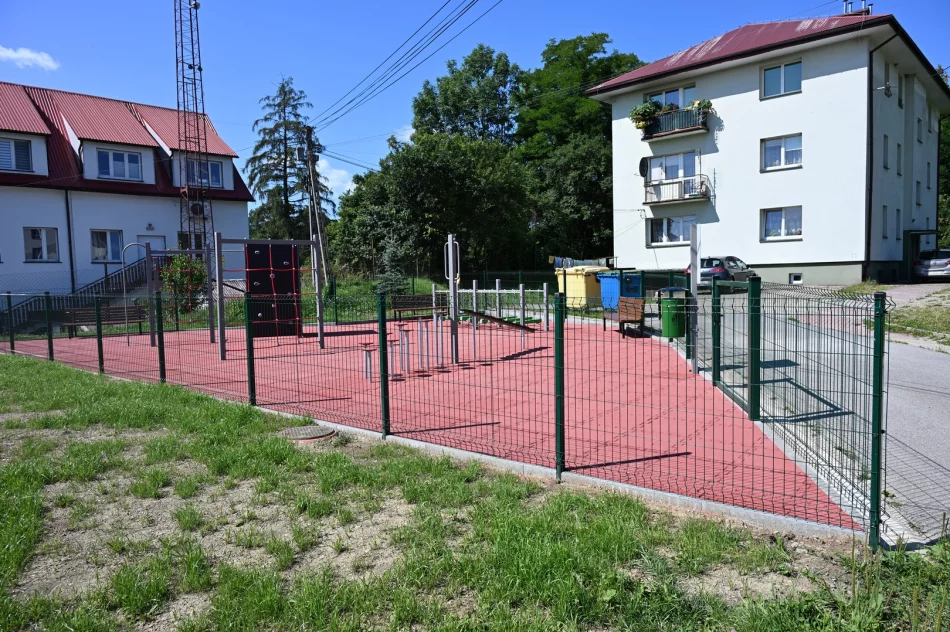 Nowy plac zabaw i odnowione boisko przy Szkole Podstawowej nr 1 w Męcinie - zdjęcie 7