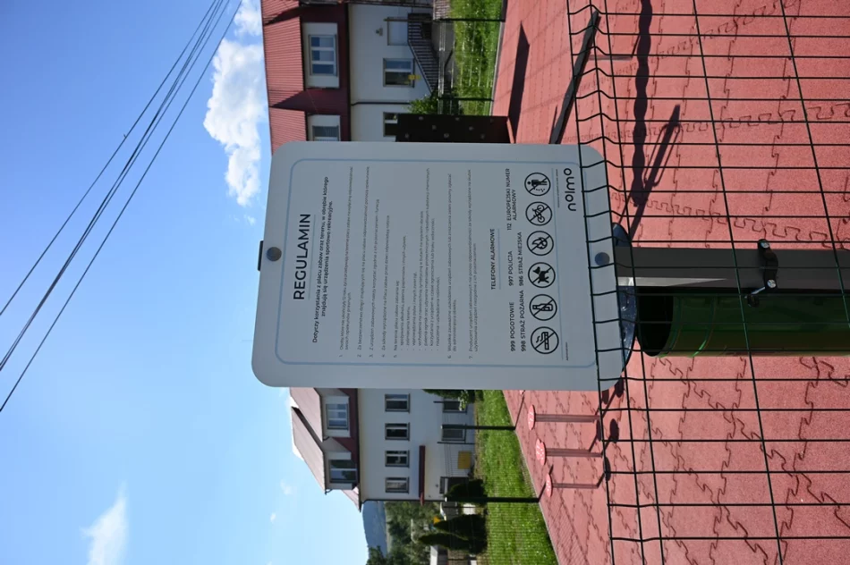 Nowy plac zabaw i odnowione boisko przy Szkole Podstawowej nr 1 w Męcinie - zdjęcie 8