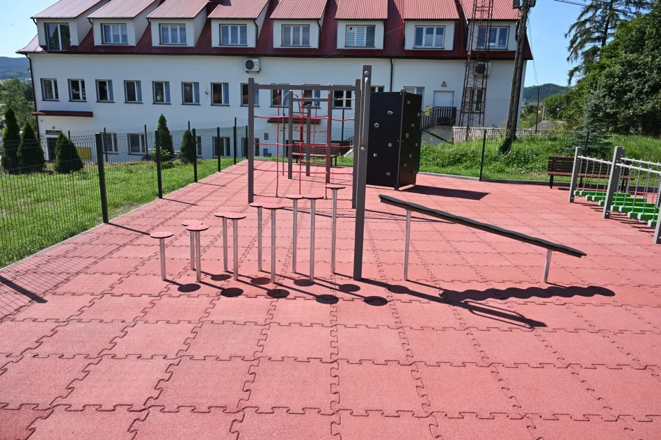 Nowy plac zabaw i odnowione boisko przy Szkole Podstawowej nr 1 w Męcinie - zdjęcie 9