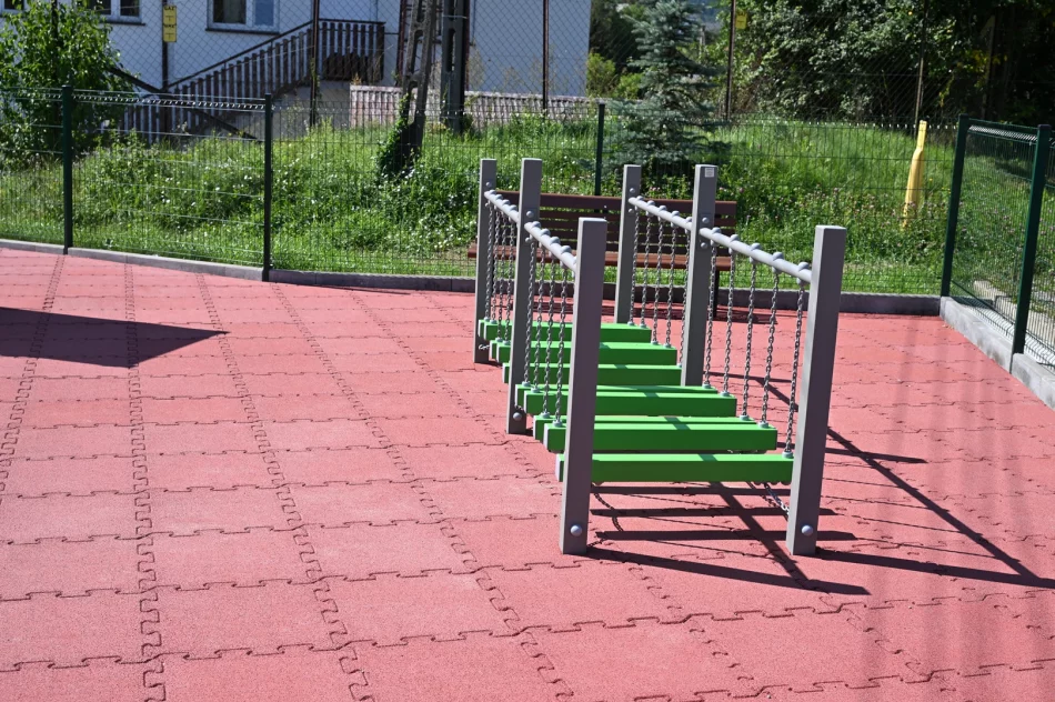 Nowy plac zabaw i odnowione boisko przy Szkole Podstawowej nr 1 w Męcinie - zdjęcie 10