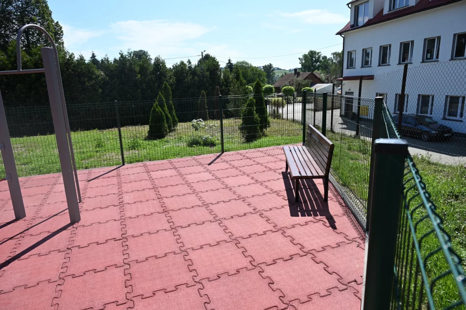 Nowy plac zabaw i odnowione boisko przy Szkole Podstawowej nr 1 w Męcinie - zdjęcie 12