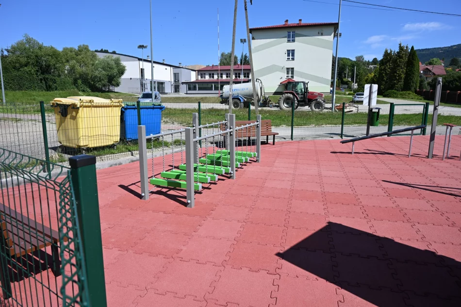 Nowy plac zabaw i odnowione boisko przy Szkole Podstawowej nr 1 w Męcinie - zdjęcie 13