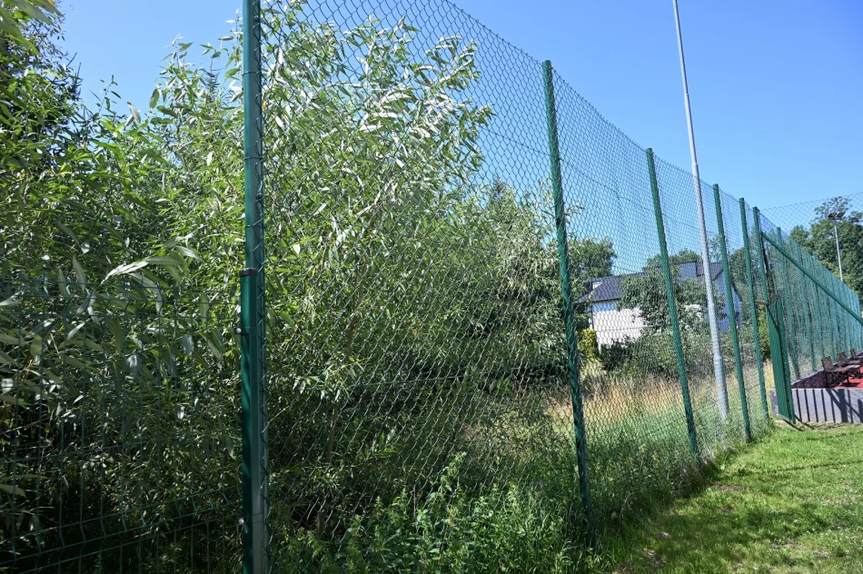 Nowy plac zabaw i odnowione boisko przy Szkole Podstawowej nr 1 w Męcinie - zdjęcie 14