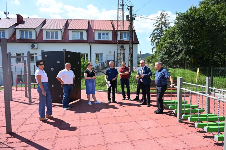 Nowe boisko i plac zabaw przy szkole - zdjęcie 8