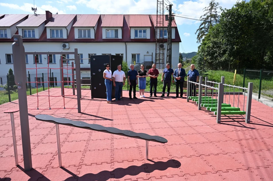 Nowe boisko i plac zabaw przy szkole - zdjęcie 3