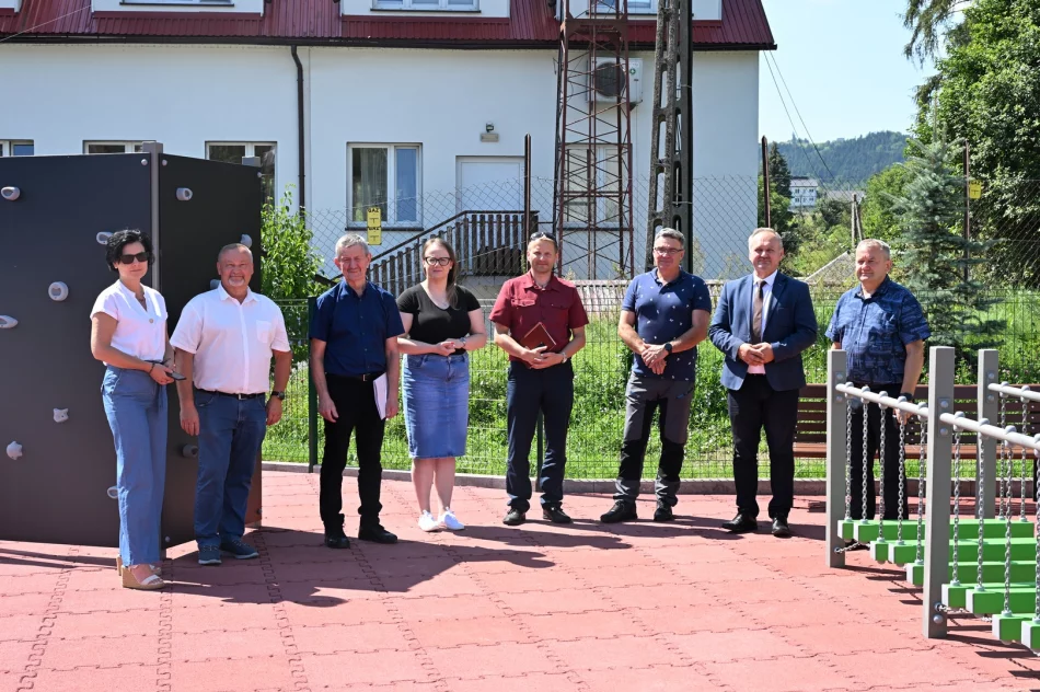 Nowe boisko i plac zabaw przy szkole - zdjęcie 2