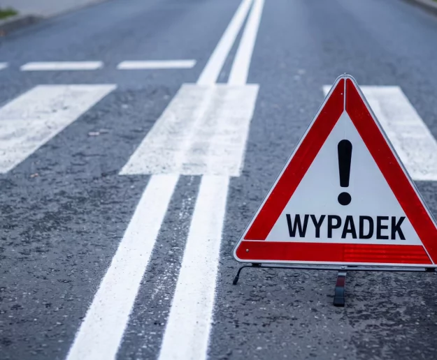 Potrącenie pieszego po zderzeniu dwóch samochodów - zdjęcie główne