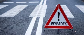 Potrącenie pieszego po zderzeniu dwóch samochodów - zdjęcie główne