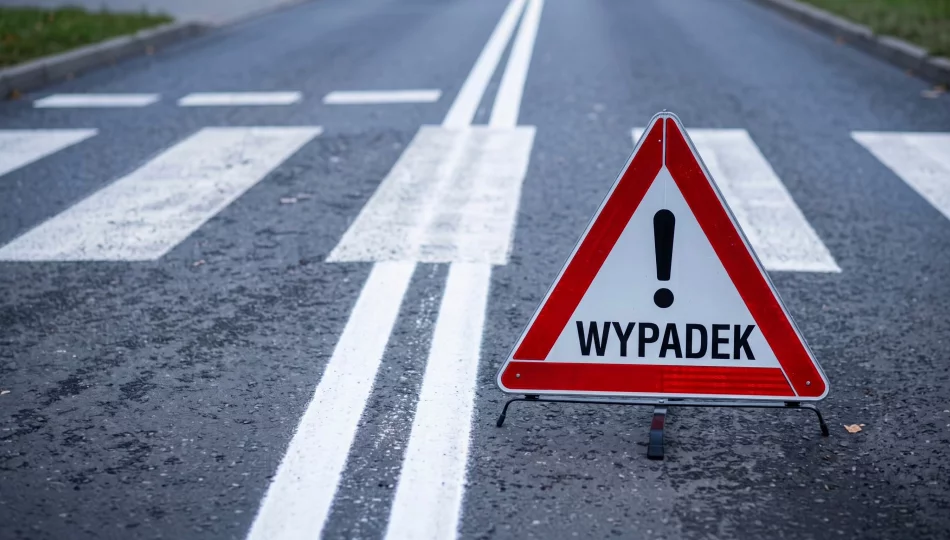 Potrącenie pieszego po zderzeniu dwóch samochodów - zdjęcie 1