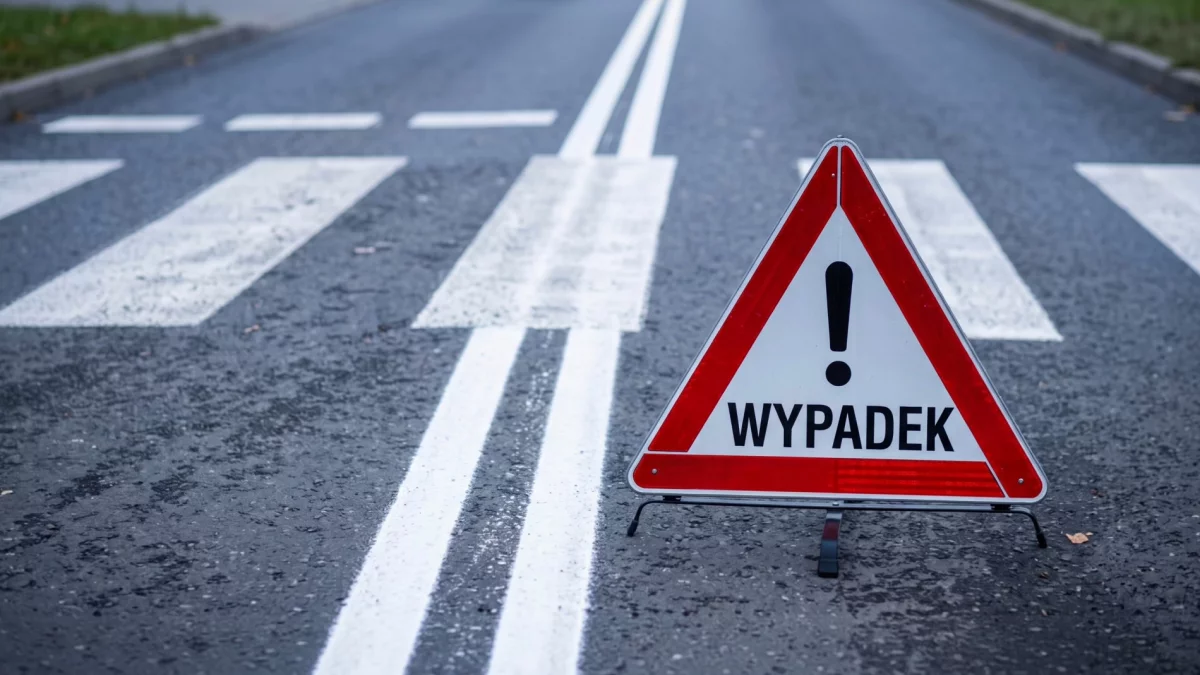 Potrącenie pieszego po zderzeniu dwóch samochodów