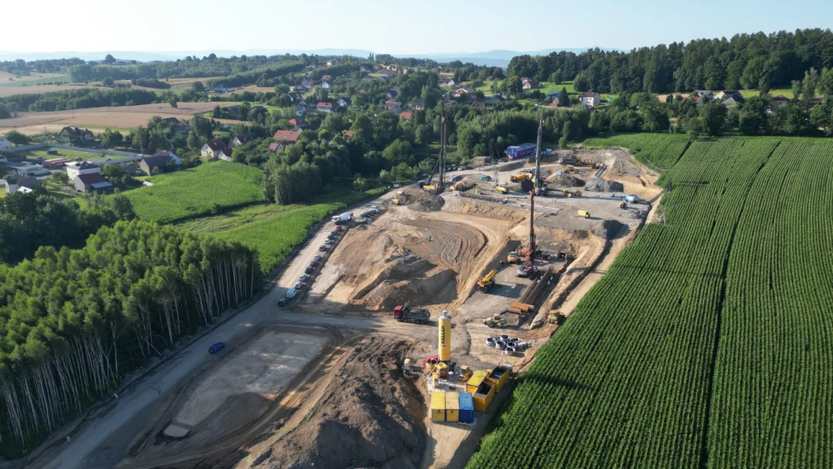 Na zdjęciu widać przygotowany teren pod budowę tunelu o długości 900 m na odcinku Gdów - Podłężę