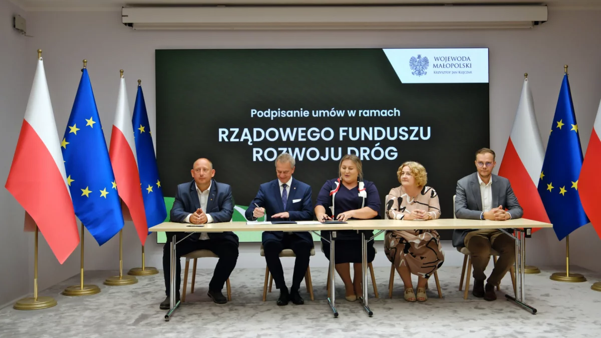 Władze powiatu limanowskiego: starosta Mieczysław Uryga i wicestarosta Ewa Filipiak podpisują umowę z Wojewodą Małopolskim