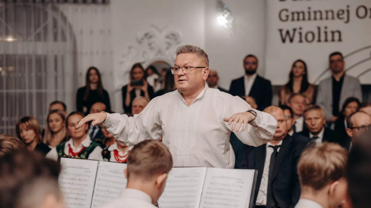 Wincenty Curzydło dyrygujący orkiestrą podczas Srebrnego Jubileuszu Orkiestry Dętej Wiolin