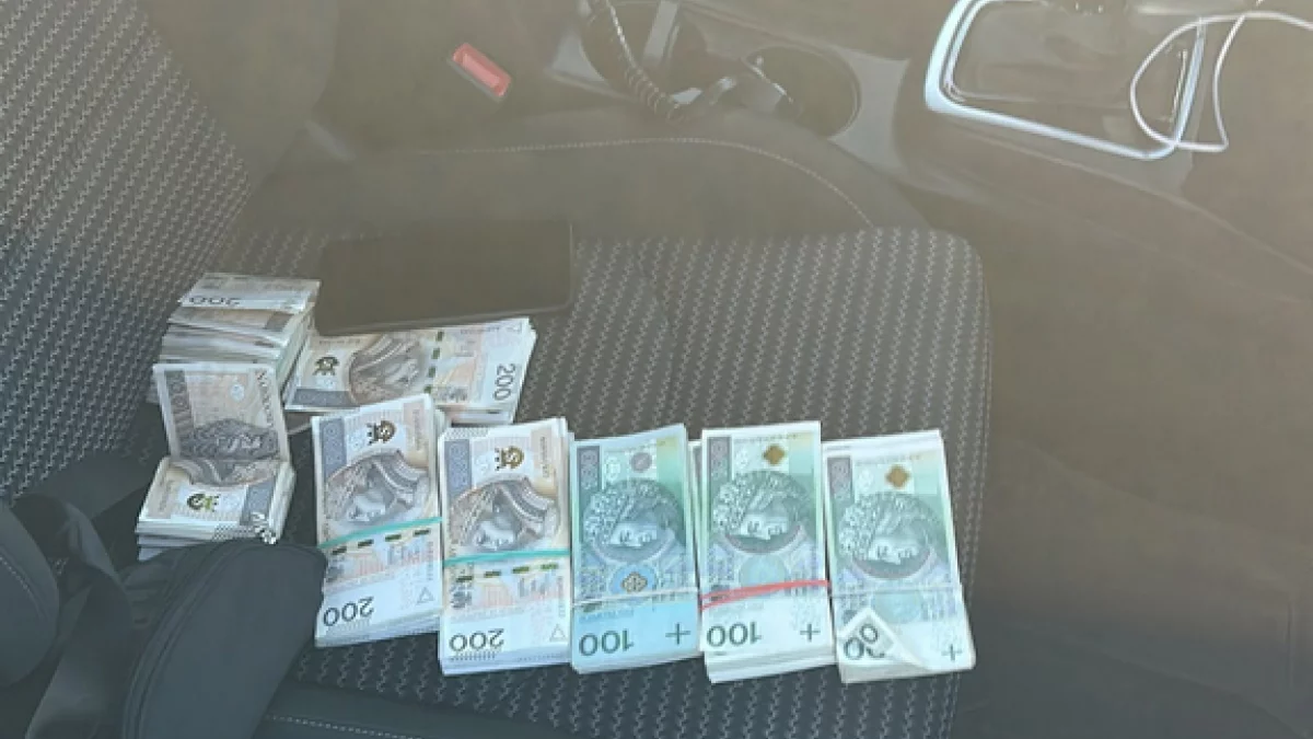 Złapali „odbieraka” z gotówką w taksówce. Wiózł 100 tysięcy złotych skradzionych seniorom